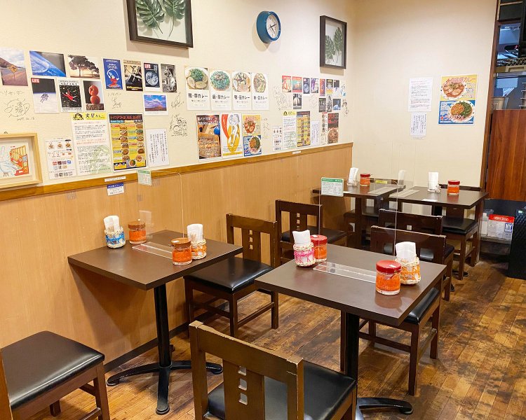 店内の様子。食に集中できる。