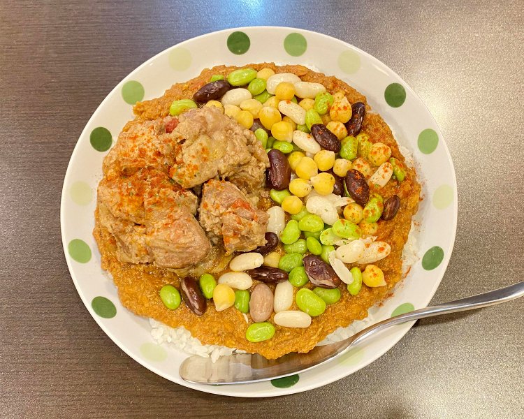 羊カレー1360円＋豆トッピング150円 。盛り付けは月をイメージ。