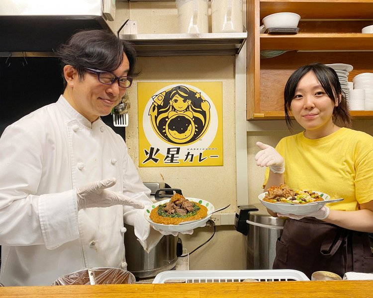 橋本さんとスタッフ。