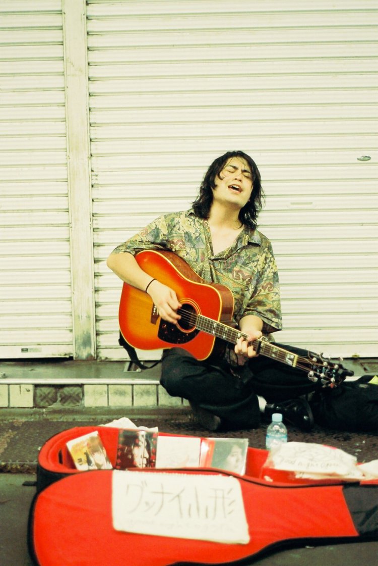 ちびっ子たちと一緒に小学校の校歌を熱唱。