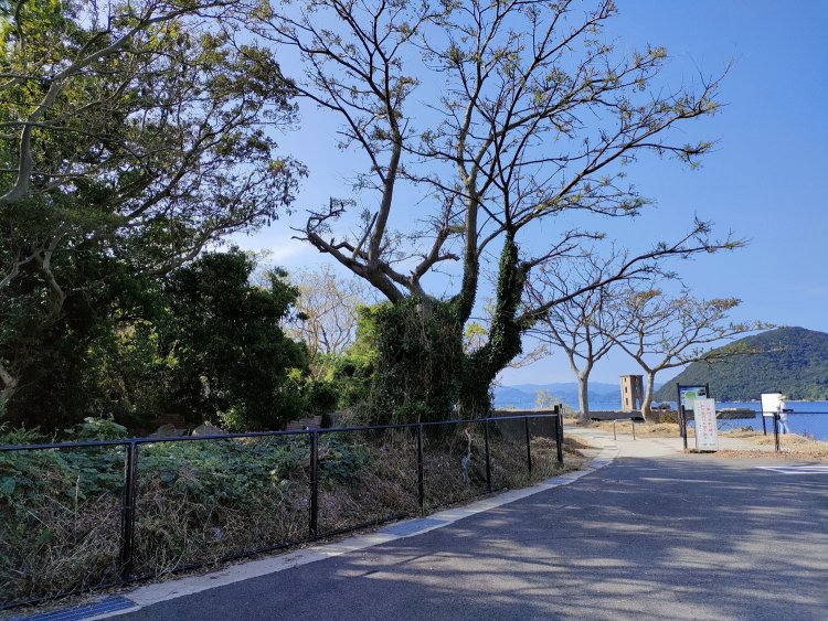 公園入口へ到着。ちらっと見える塔屋がすごく気になる。左手の柵の中も実は遺構が点在しているのであった。