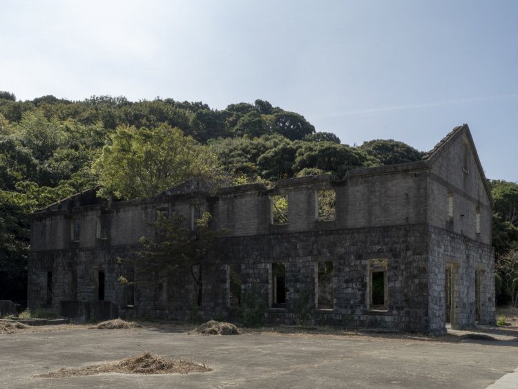 空気圧縮ポンプ所の遺構。屋根は崩れ落ちたのか撤去されたのか、外壁だけが残る。