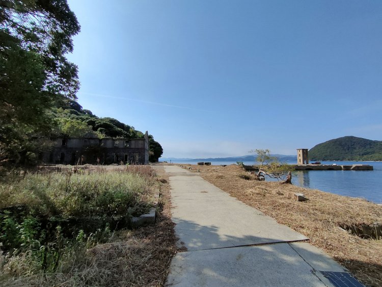 左右の素晴らしい遺構に挟まれた空間。どこから観察したらいいのか、どうやって撮ろうか、ひじょうに悩む場所である。
