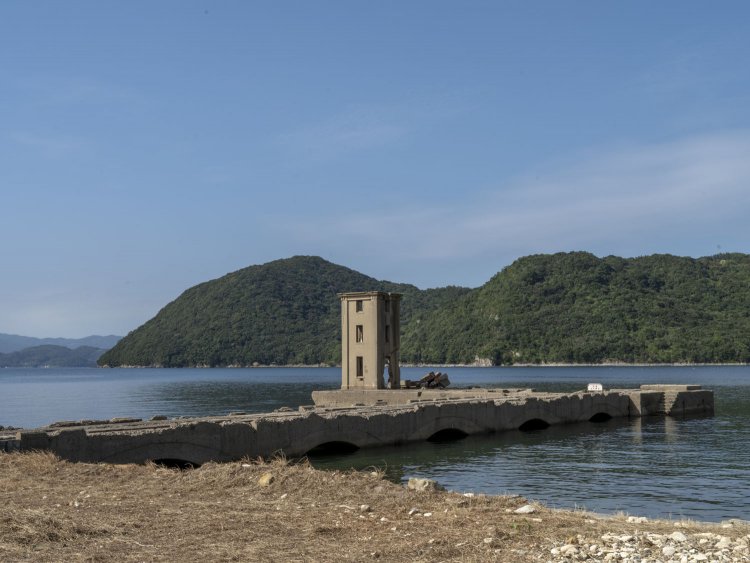 ひとまず観察から。射場と桟橋を見る。桟橋はアーチ状だ。背後の岬は大崎自然公園。