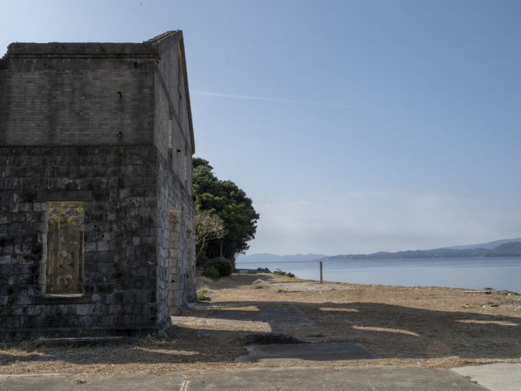 穏やかな大村湾と遺構の相性が良い。いつまでも眺めていたい景色が広がっていた。