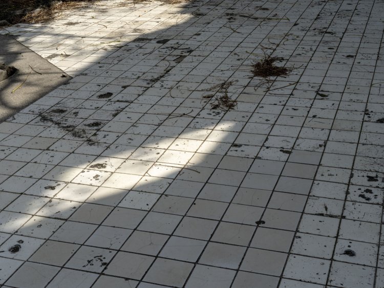 床面はもともとの通路がタイル敷であった。機械室ではあったけれど、こういった意匠も施されていたのか。