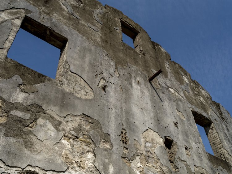 筒抜けとなった屋根部分を見上げる。2階部分は全て吹き抜け構造であったのか、一部は部屋があったのか判別できなかったが、壁面には鉄骨の支えらしきものも見受けられた。