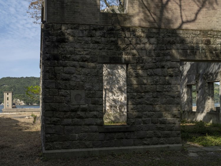 ポンプ所裏手から射場を見る。光線状態によってはこちら側にも陽光が回り込み、またイメージが違って見えてくるので飽きない。