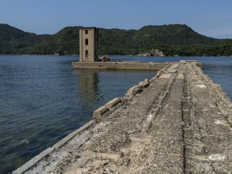 桟橋にはご覧の通りレールのような溝が掘られている。魚雷を乗せたトロッコがこの溝を走ったのだろう。