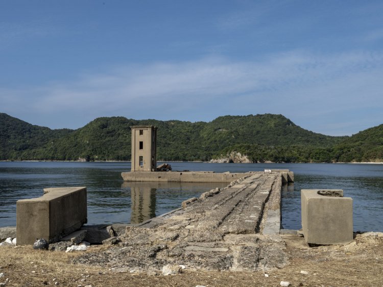 射場へ至る桟橋は歩けた。立入禁止はその先である。歩けるといっても足場はもろいので注意すること。