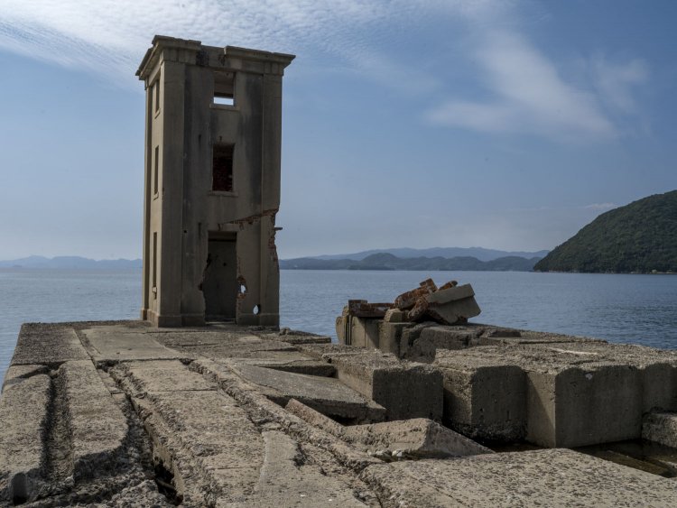 立入禁止看板の手前から射場を写す。塔屋には入ることができないが、後ほど調べたところ塔屋内はレンガ積みとなっている。桟橋の崩落状況が立入禁止の所以か。