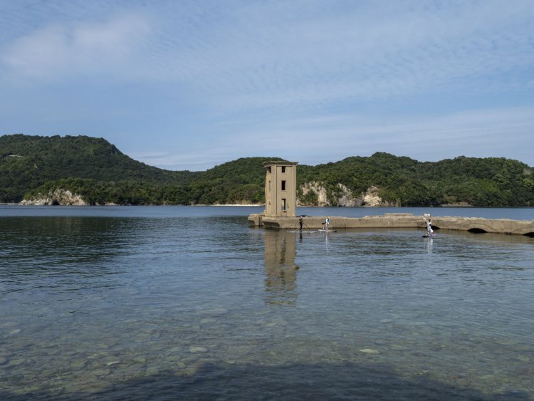 パドルボートの一行が射場を観察している。海からのアプローチも新鮮だろう。他にはドローンで撮影する人もいて、昼になるにつれて一帯は賑やかとなっていった。