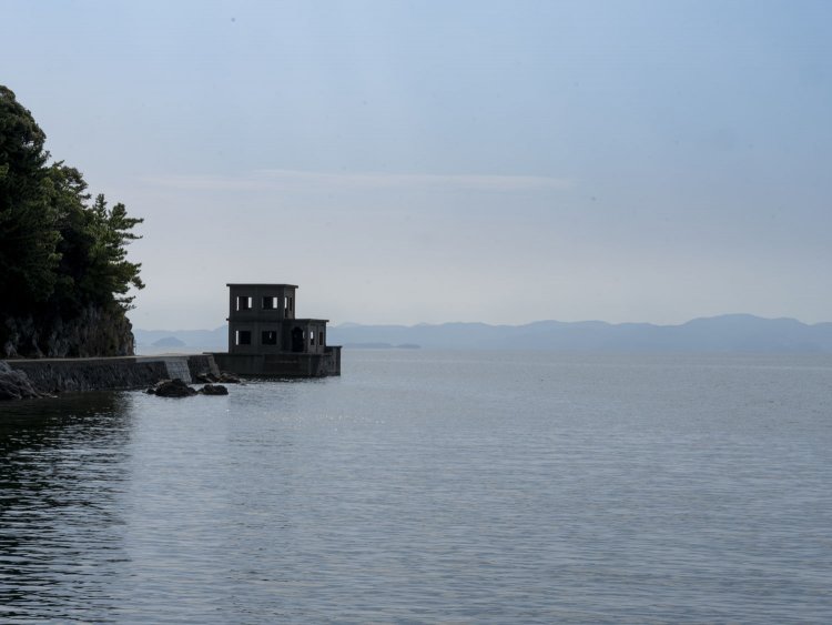 射場の桟橋から探信儀領収試験場の遺構が遠くに望めた。近づけられないのは残念だが、遠くから拝むことはできる。ただし天気が良い日中はド逆光になるので注意。