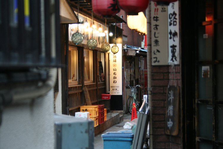 勇気を出して先へ先へと足を踏み入れる。『いちかわ』の看板みーっけ！