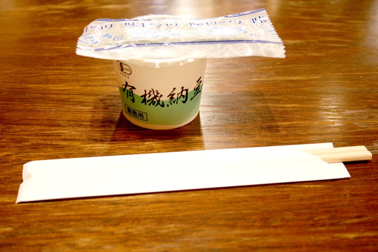 どのメニューを選んでもデフォルトで出される味付け海苔と納豆。