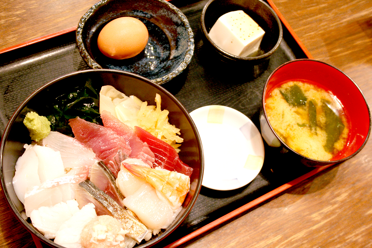 おまかせ海鮮丼950円。味噌汁、温泉たまご、小鉢に納豆、味付け海苔が付いてくる。
