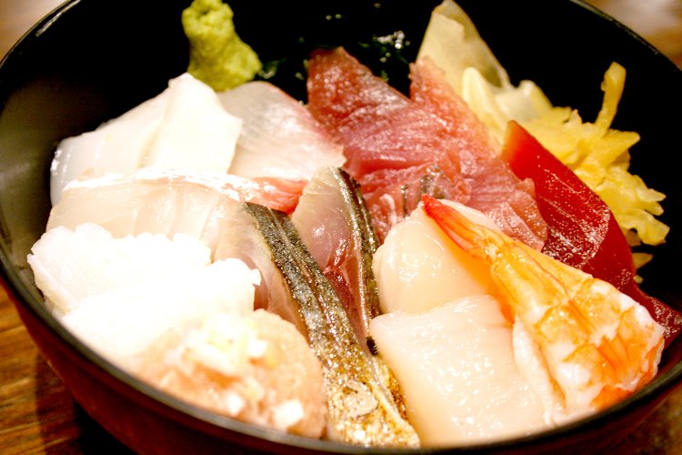 プリップリでぴかぴかと光って見えるお魚たち。原価割れしていないか心配になってしまう。