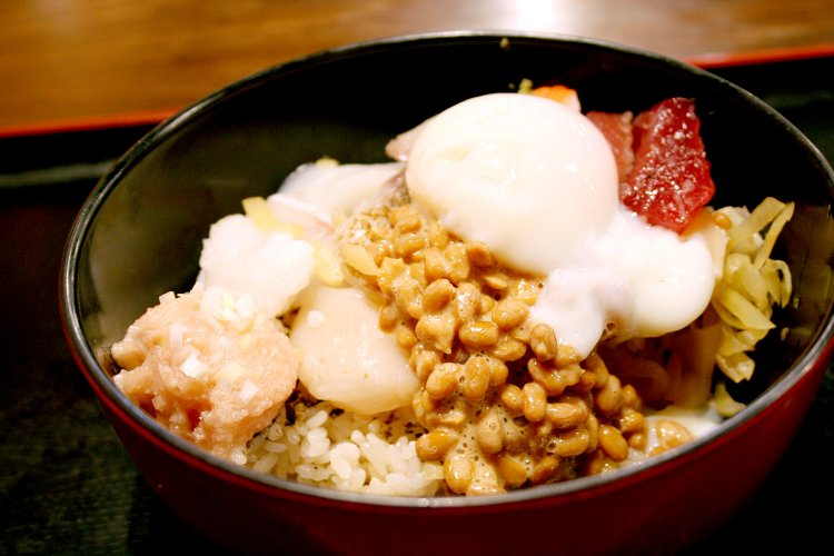 半分くらいまで海鮮丼を堪能してからの納豆＆温泉卵ぶっかけ！