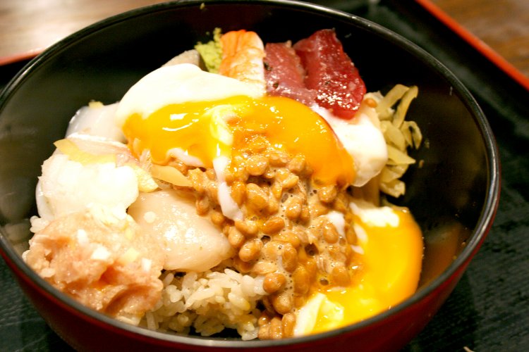 海鮮丼に納豆と温泉たまごをぶっかけてばくだん丼のできあがり！
