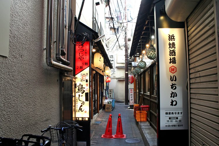 両手を広げれば向かいのお店の看板にも手が届きそう。