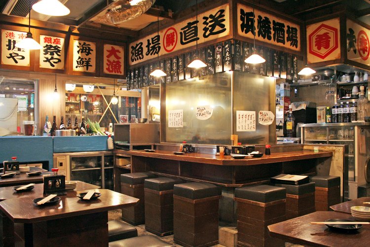 テーブル席が24席と、焼き場を囲むカウンターに6席。奥に4人席×2卓の個室もある。