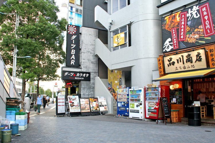 雑居ビルの手前から左回りで行ってみよう。