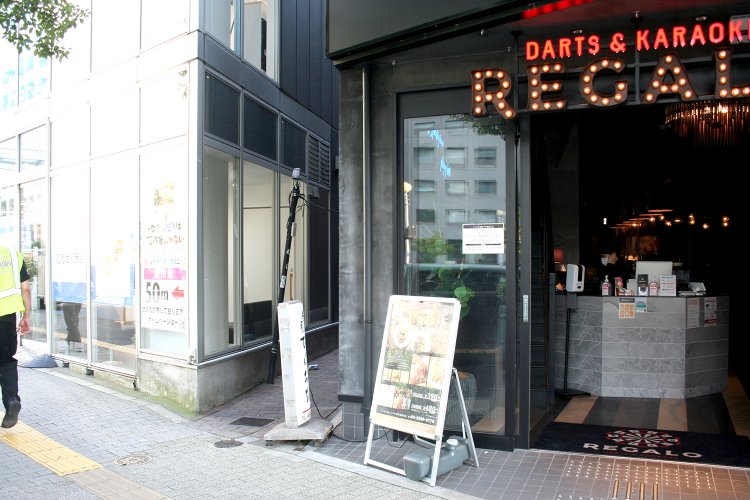 ダーツバーの脇のこの隙間から入ってみる。