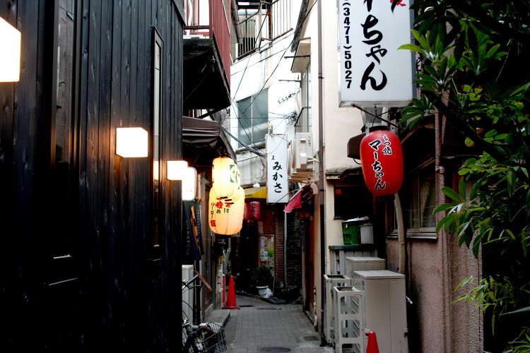 人ひとりがやっと通れる狭い路地。グループで行くときは縦一列に整列して進むことになる。