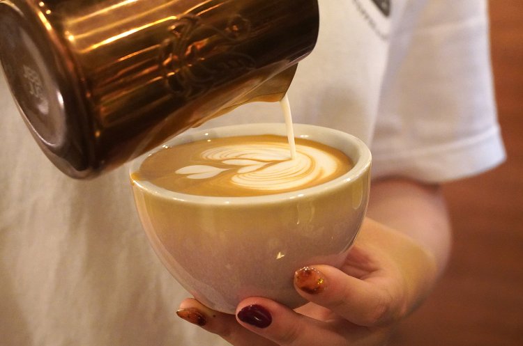 スタッフの手によるきれいなラテアート。