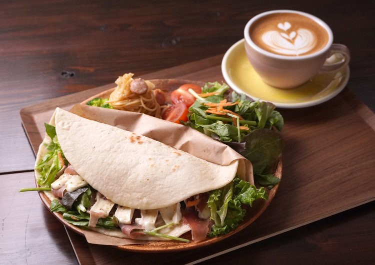 生ハムカマンベールのピアーダが850円、カフェラテ600円。