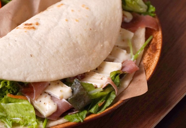 たっぷりの野菜とあふれんばかりの生ハムとチーズ。