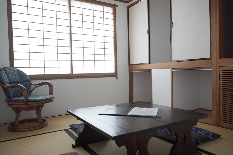 宿泊時は1人定員の個室を、カフェでは定員4人で使用している。