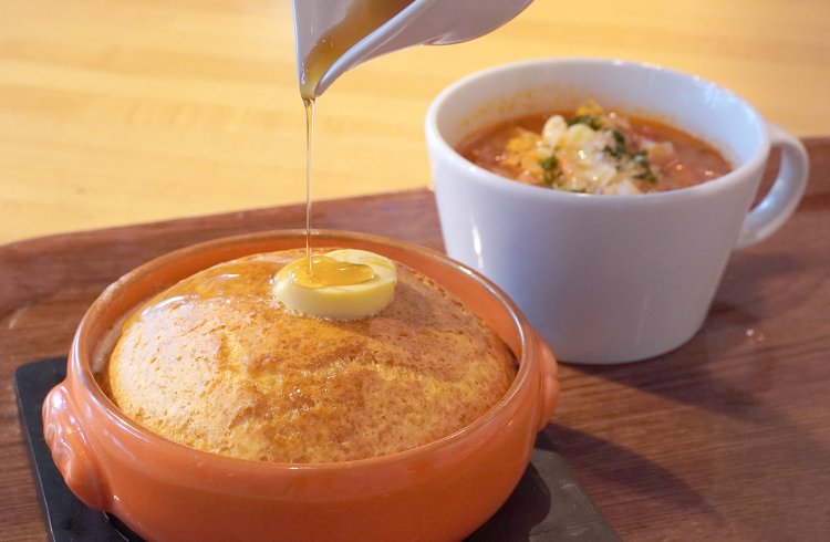 バターとメイプルシロップをかける。丸いのでバターが全体に行きわたりやすい。