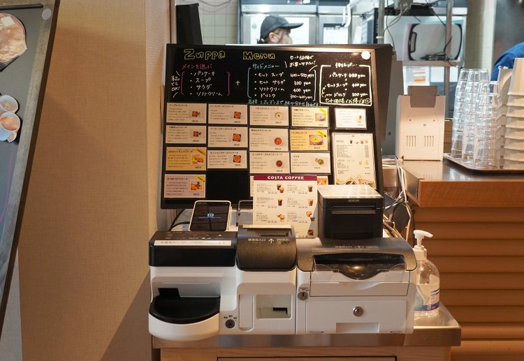 セルフレジで注文して、カウンターで商品を受け取るスタイル。