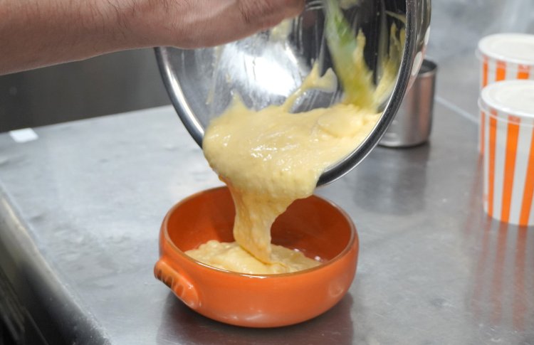 キャセロールに生地を流し入れたら