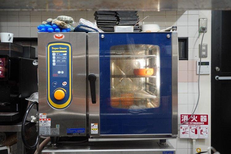 あとはコンベクションスチームオーブンで焼くだけ。