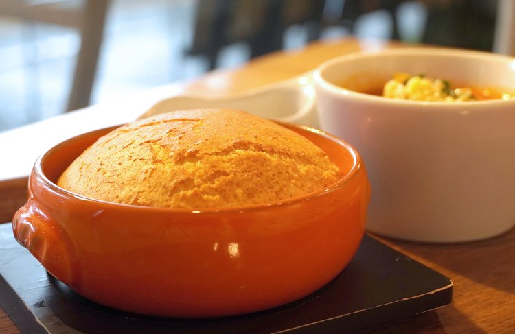 この焼き上がり！メイプルパンケーキ780円と具沢山ミネストローネ600円。