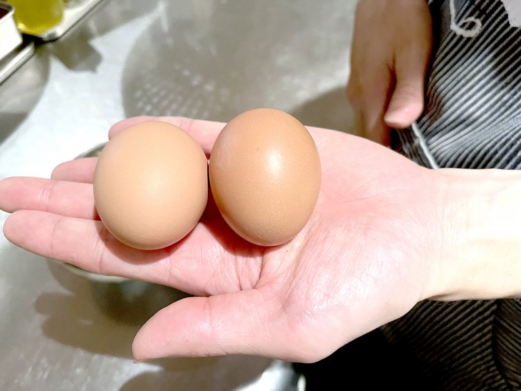 使用するのは愛媛産の米っ娘たまご。純国産鶏の岡崎おうはんを国産の米や飼料で育てた黄身が白い卵だそう。見た目は普通の卵だが……。