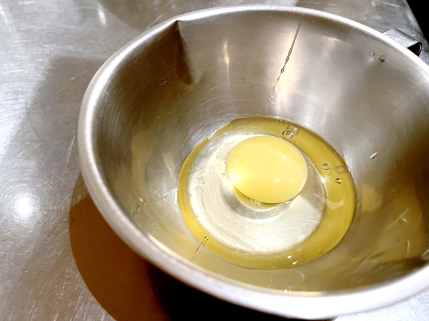 わ、本当だ！　黄身が白っぽい。この卵を2個たっぷり使う。