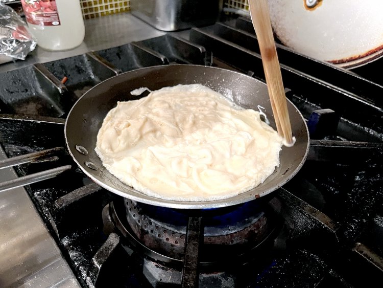 フライパンで手際よくオムレツになっていく白い卵。ふわふわだ〜。