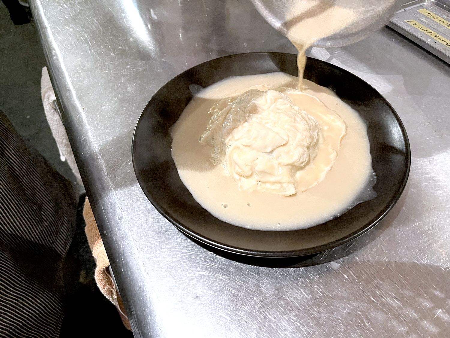 ご飯、卵、ソースと、ここまでは乳白色系のカラーで清純派アイドルのようなコーディネート。バターや生クリームなどがたっぷりでミルキーな濃厚さがある。