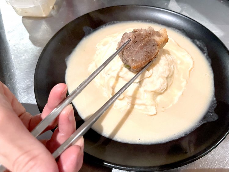 頂には岩中豚の肩ロースの白ワイン煮込みが鎮座。