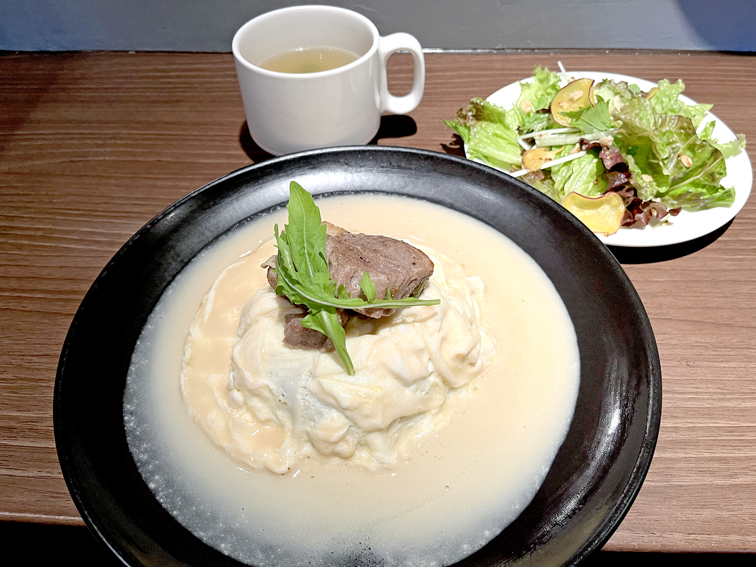 トリュフ香る“白い”オムライス1400円。サラダもたっぷり。