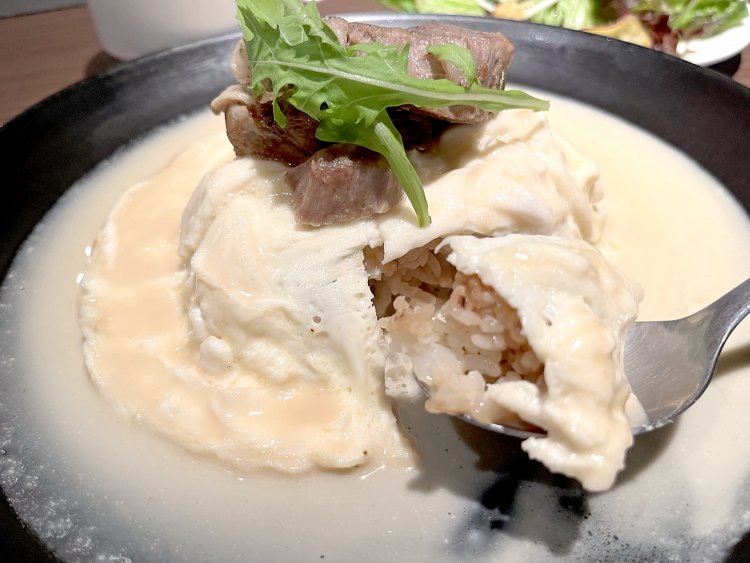 仕上げにかけてあるトリュフオイルの香りがいの一番に口の中に入ってくる。バターライスにオニオンソテーがなじんで甘みと香りをプラス。