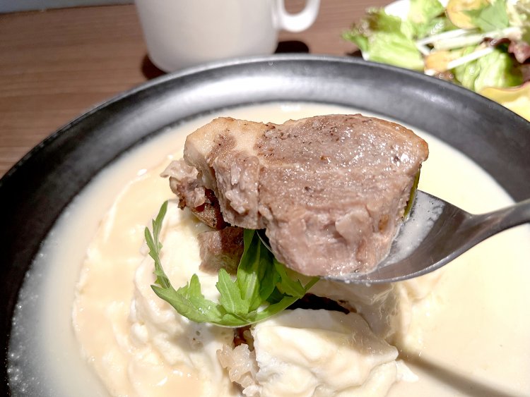 岩中豚の肩ロースは香味野菜と白ワインで煮込んだラグー。