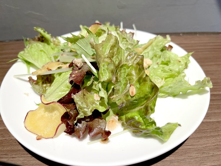 葉物だけでなく、シリアルや季節感のある素材を取り入れたサラダ。