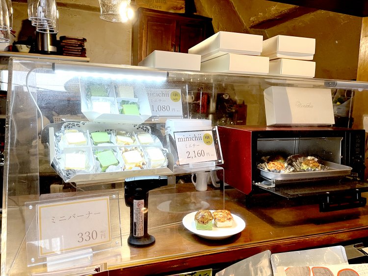 おみやげ用のチーズケーキ4個入り1080円～。別売のミニバーナーも！