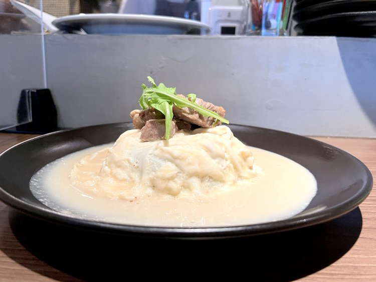 トリュフ香る“白い”オムライス1400円。真っ白でふわふわだ。