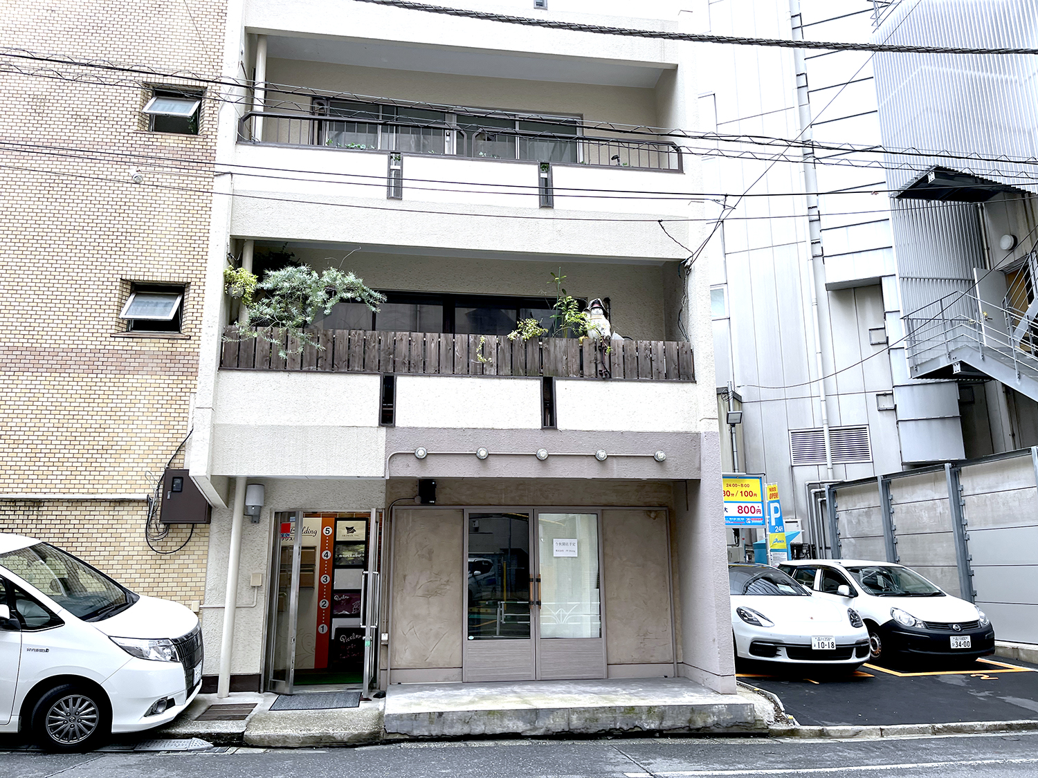駒沢通り沿いにある『エニタイムフィットネス恵比寿店』の角を曲がってすぐある雑居ビル。