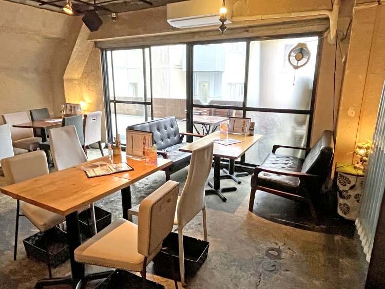 洞窟をイメージした店内。ポワンと灯るランプがいい雰囲気。